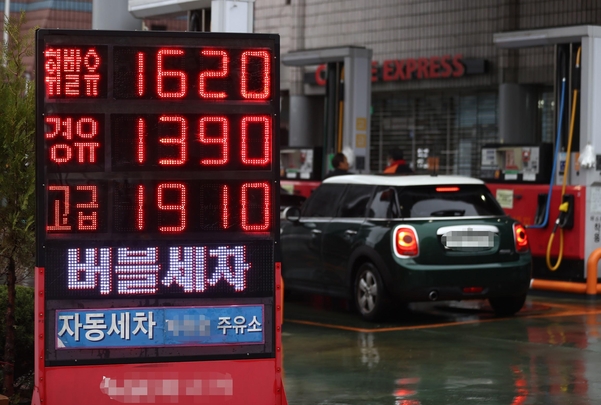 전국 주유소 휘발유 가격이 이번 주에도 올라 19주 연속으로 상승세를 기록한 것으로 나타났다. /연합뉴스