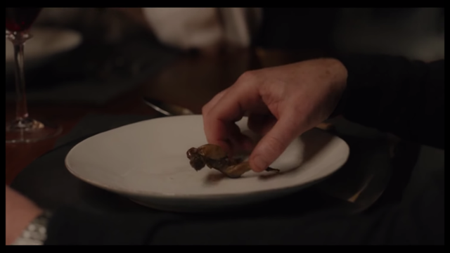 '황홀한 불쾌감'을 선사하는 회색머리멧새 '오르톨랑' 구이는 개체 수 보존과 잔인한 조리 방법 때문에 1979년부터 금지된 요리였다. 미국드라마 '빌리언스' 캡처.