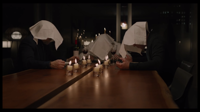 오르톨랑 구이를 먹을 때는 흰 냅킨을 머리에 뒤집어써 얼굴을 완전히 가린 채 손가락으로 집어 한번에 먹는다. '빌리언스' 캡처.