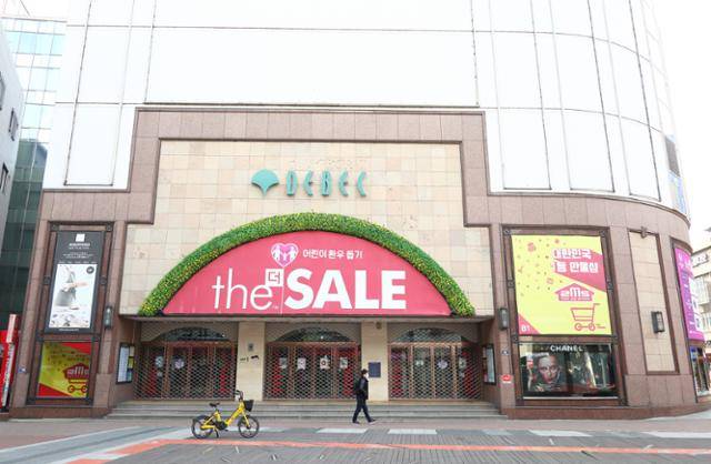 대구 중구 동성로 대구백화점 본점. 경영난 끝에 7월 1일부터 잠정 휴점한다. 정광진 기자 kjcheong@hankookilbo.com