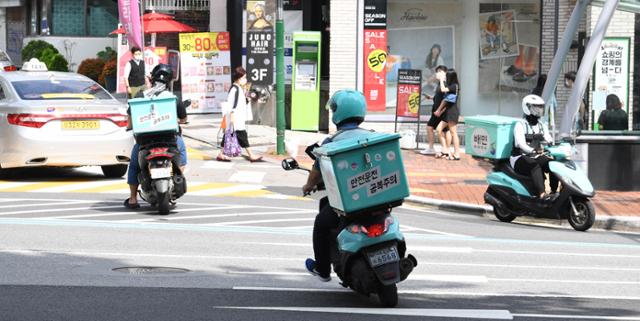 서울 대학로 일대 음식을 배달하는 오토바이들이 분주하게 움직이는 모습. 배우한 기자