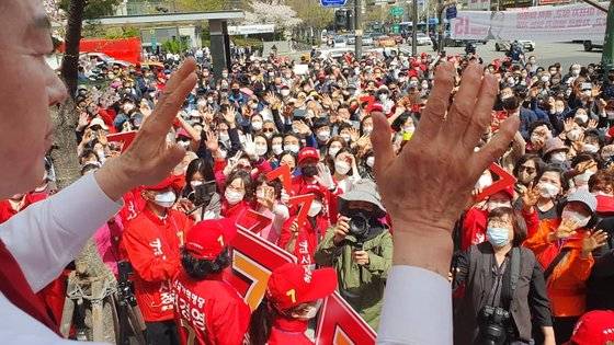 허경영 국가혁명당 서울시장 후보의 1일 서울 공덕역 인근 유세에 모인 지지자들. 허경영 캠프