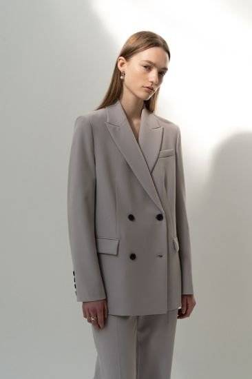 의류 브랜드 '텐먼스'의 모든 옷에는 서완석 명장의 손길이 담겨있다. 그 중 서 명장의 전문성이 돋보이는 '마스터핏 슈트.' 사진 텐먼스