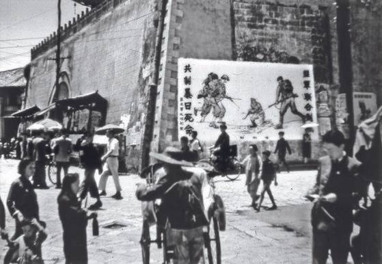 전쟁 시절 윈난 최대 도시 쿤밍 성벽의 항일선전 벽화. [사진 김명호]