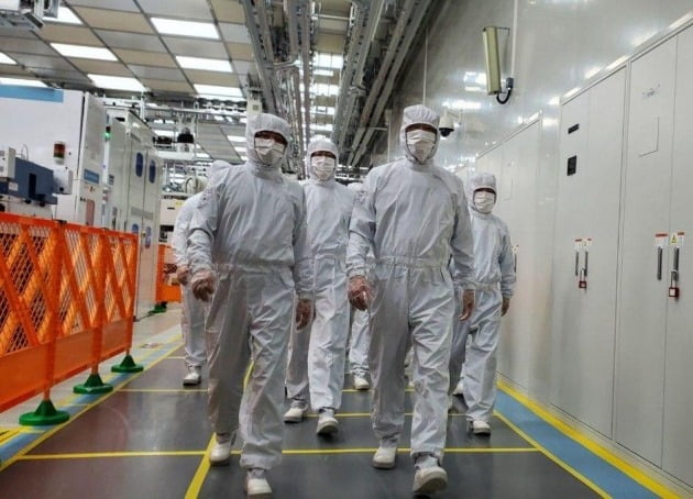 이재용 삼성전자 부회장(오른쪽 두번째)이 지난해 5월 중국 시안(西安)의 낸드플래시 반도체 생산공장을 점검하고 있다. 뉴스1