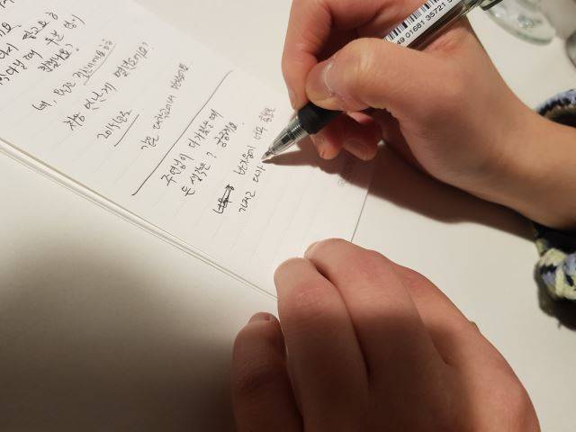 불투명 마스크를 착용한 기자와 필담을 나누는 조씨 모습.