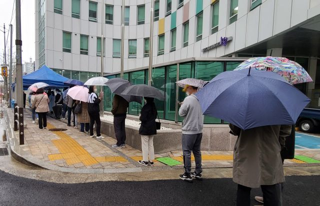 4·7재보궐선거 사전투표 이틀째인 3일 오후 서울 서초구 반포3동 주민센터에 마련된 사전투표소에서 유권자들이 투표를 위해 줄을 서 있다. 연합뉴스