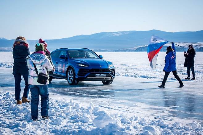 오토모빌리 람보르기니의 SUV 우루스(Urus)가 얼어붙은 러시아 바이칼 호수에서 역대 가장 빠른 기록을 경신했다. /사진제공=람보르기니