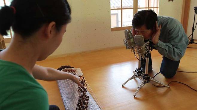 김현채 연주자의 가야금 연주를 녹음하는 모습