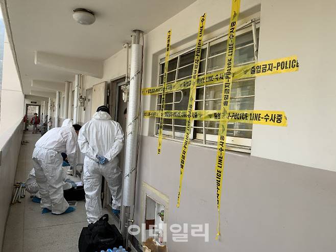 3월 26일 오전 세 모녀가 숨진채 발견된 서울 노원구 아파트에 폴리스라인이 쳐있고, 경찰관들이 현장을 정리하고 있다.(사진=조민정 기자)