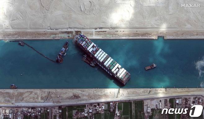 대형 컨테이너선 '에버기븐'이 이집트 수에즈 운하를 엿새째 가로막고 있다. © AFP=뉴스1 © News1 우동명 기자