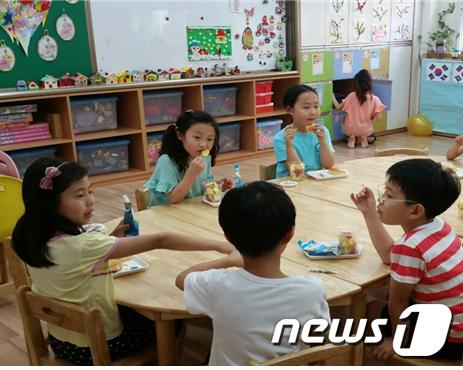농식품부 초등학교 과일간식 섭취 및 미각체험 교육활동© News1
