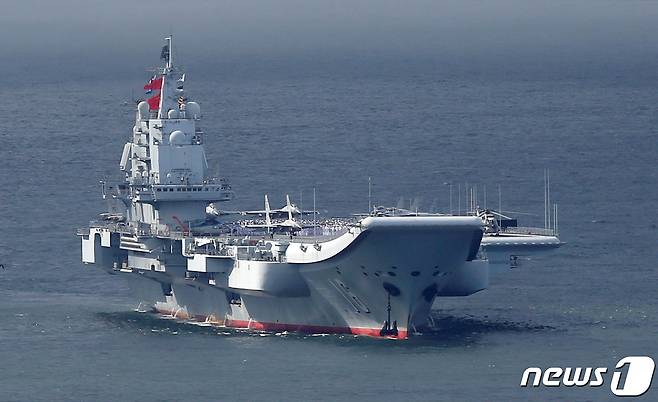 중국 항공모함 랴오닝함. © 로이터=뉴스1