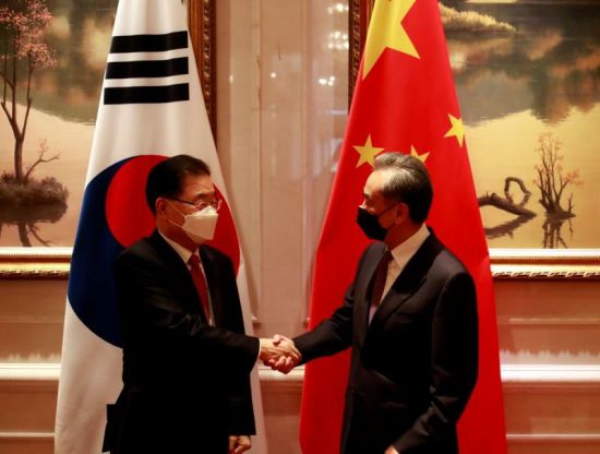정의용 외교부 장관(왼쪽)과 왕이 중국 국무위원 겸 외교부장이 3일 중국 샤먼 하이웨호텔에서 한중 외교장관 회담을 시작하기 전에 악수하고 있다.   샤먼(중국)= 연합뉴스