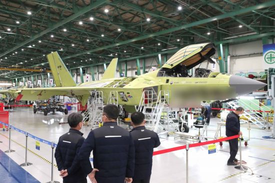 한국항공우주산업(KAI)에서 한국형전투기 KF-X 개발사업을 추진 중인 모습. [사진=KAI]