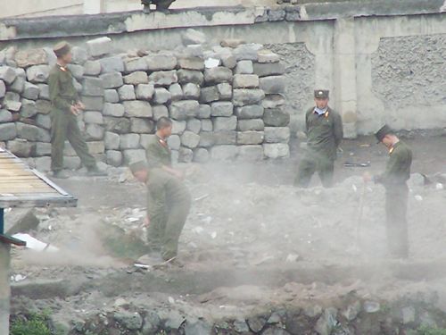 북-중 국경지역에서 북한 군인들이 허물어진 담을 보수하고 있다./조선일보 DB