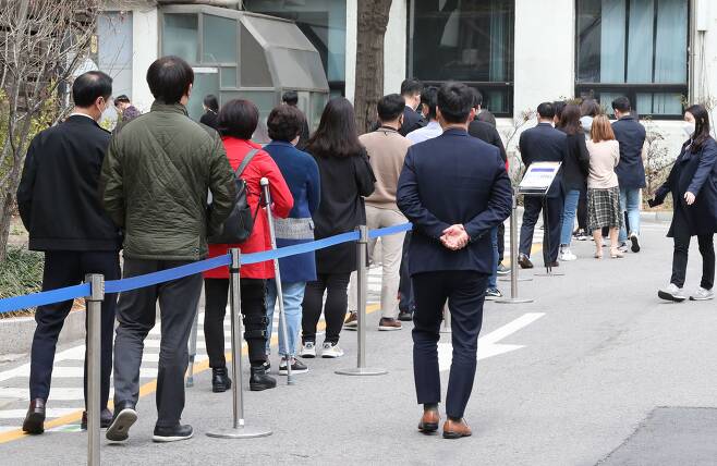 지난 2일 오전 서울 종로구청에 마련된 4.7 재보궐선거 사전투표소에서 시민들이 투표를 위해 긴 줄을 서고 있다./장련성 기자