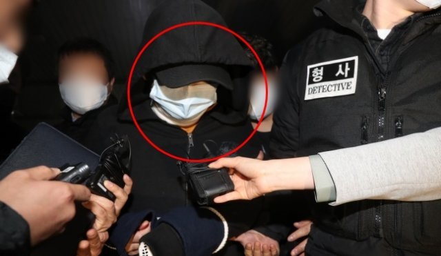 서울 노원구 한 아파트에서 세 모녀를 살해한 혐의를 받는 20대 남성 A 씨가 4일 구속 전 피의자 심문(영장실질심사)을 받기 위해 법원에 출석했다.