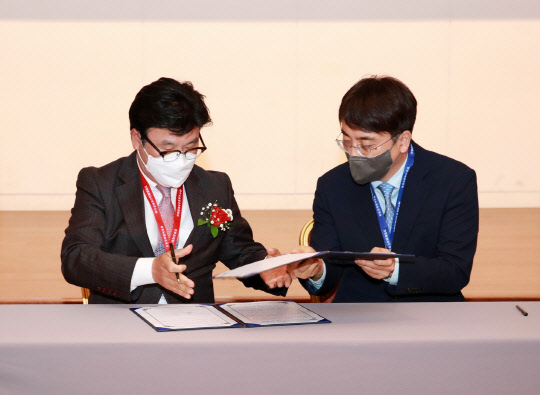차인혁(오른쪽) CJ올리브네트웍스 대표와 지영모 메가팜빌리지 대표가 스마트팜 빌리지 조성을 위한 업무협약을 체결하는 모습. CJ올리브네트웍스 제공