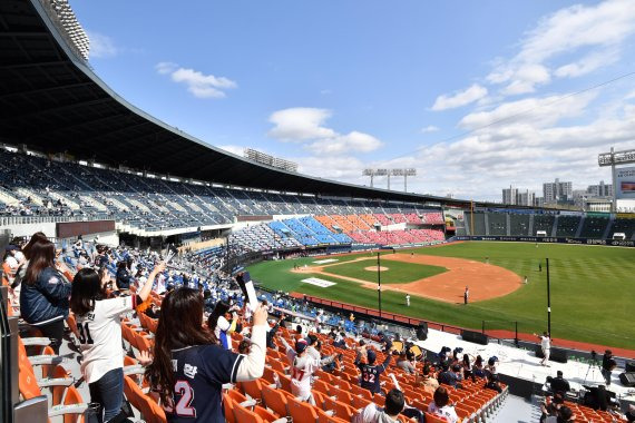 서울 고척스카이돔에서 열린 키움-삼성전을 제외하고 비로 순연됐던 '2021 신한은행 SOL KBO리그' 개막전 4경기가 4일 서울 잠실야구장을 비롯해 경기 수원, 인천 문학, 경남 창원 등 전국 4곳에서 일제히 열렸다. 이날 오후 두산과 KIA의 개막전 경기가 열리고 있는 서울 잠실야구장을 찾은 팬들이 응원전을 펼치고 있다. 사진=박범준 기자