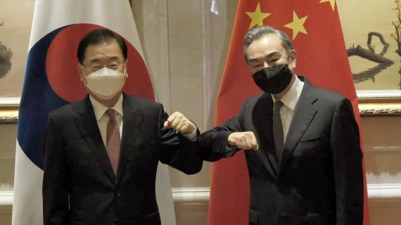 정의용 외교부 장관(왼쪽)과 왕이 중국 외교부장이 3일 중국 푸젠성 샤먼 하이웨호텔에서 열린 한·중 외교장관 회담에 앞서 기념촬영을 하고 있다. 뉴시스
