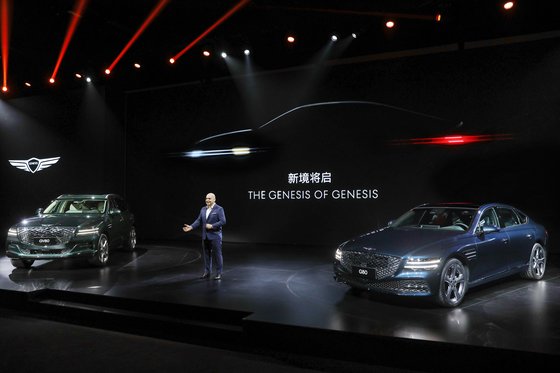 현대자동차그룹이 조만간 중국 판매를 시작할 제네시스 GV80(왼쪽)과 G80. [사진 현대자동차]