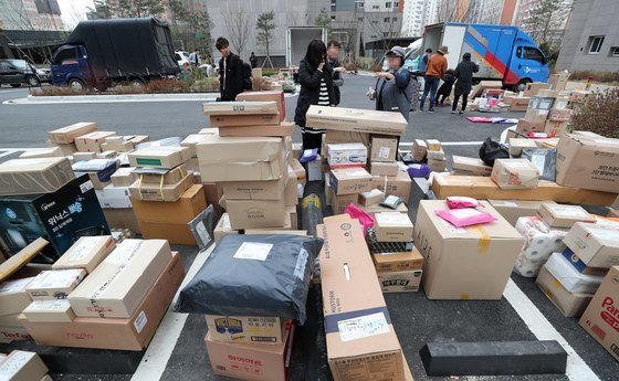 지난 2018년 경기도 남양주 다산신도시의 한 아파트단지에서도 택배대란이 발생했다. 아파트측은 택배기사들에게 지하주차장에 설치된 무인택배함을 이용하라고 안내했지만, 이 일대 아파트 지하주차장의 층고(2.1~2.3m)는 택배 차량 높이(2.5~3m)보다 낮아 택배 차량 진입이 불가능해서 발생했던 문제였다. 뉴스1