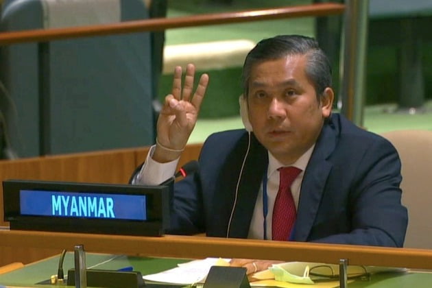 초 모 툰 주유엔 미얀마대사가 지난달 26일 유엔 총회 연설에서 미얀마의 민주주의 회복을 위한 국제사회의 도움을 촉구한 뒤 독재에 대한 저항을 상징하는 '세 손가락 경례'를 하는 모습.  /연합뉴스