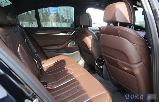 모카 브라운 시트가 고급스러운 BMW M550i x드라이브 뒷좌석. 사진=오세성 한경닷컴 기자