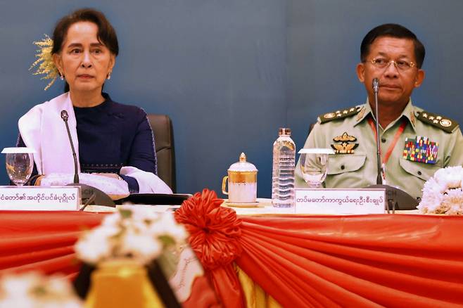 2018년 미얀마 수도 네피도에서 열린 회의에서 민 아웅 흘라잉 군 최고사령관(오른쪽)이 미얀마 아웅산 수치 국가자문위원과 나란히 앉아 있다. 미얀마 군부는 2021년 2월 1일 쿠데타를 일으켰다.  / 로이터연합뉴스