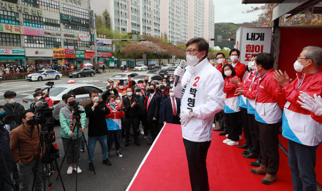 박형준 국민의힘 부산시장 후보가 4일 부산 남구 LG메트로시티 앞 사거리 유세에서 지지를 호소하고 있다.   연합뉴스