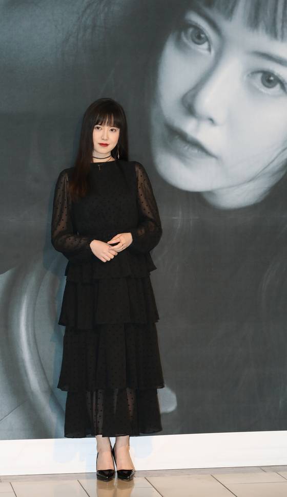 Actor Koo Hye-sun posing for the camera at her exhibition ″ Koo Hye Sun's New Age under Seo Taiji's Lyrics ″  at the Hangaram Museum in Seoul Arts Center, southern Seoul. [ILGAN SPORTS]