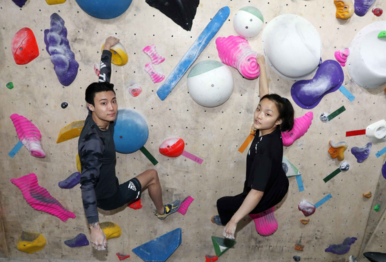 Sport climbers Chon Jong-won and Seo Chae-hyun practice at an indoor climbing wall in Gangnam, southern Seoul, on March 26.  [KIM SANG-SEON]