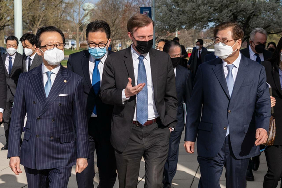 South Korean National Security Adviser Suh Hoon, right, walks with U.S. National Security Adviser Jake Sullivan, center, and their Japanese counterpart, Shigeru Kitamura, at the U.S. Naval Academy in Annapolis, Maryland, Friday. [FOREIGN MINISTRY]