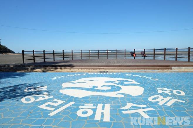 장경리 해변 주변 산책로도 잘 정비되어 걷기에 편리하고 안전하다. 사진=인천시 홈페이지 캡처.