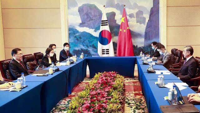 정의용 외교부 장관과 왕이 중국 국무위원 겸 외교부장이 3일 중국 푸젠성 샤먼의 하이웨호텔에서 한중 외교장관 회담을 하고 있다. 샤먼=연합뉴스