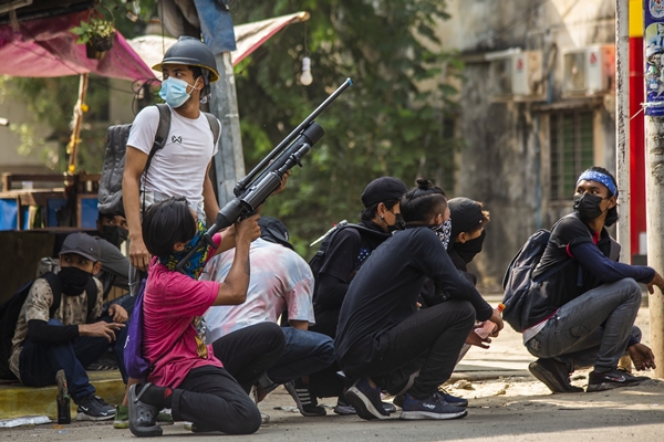 지난 3일 미얀마 최대도시 양곤에서 군부에 맞서 시민들이 직접 만든 공기소총으로 무장해 있다. 이들은 군부의 무차별적인 총격에 대비하기 위해 자위용 무기를 들고 거리로 나섰다. AP 연합뉴스