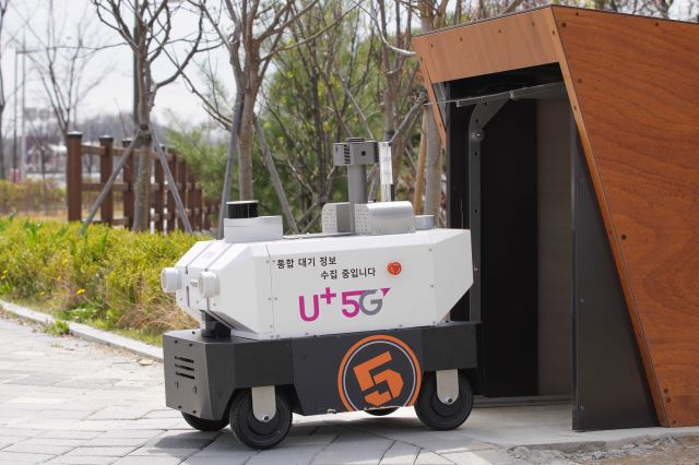 5G 자율주행로봇이 전북 전주시 전주방송공원 앞에 설치된 스테이션에서 무인순찰을 시작하기 위해 나오고 있다. LG유플러스 제공