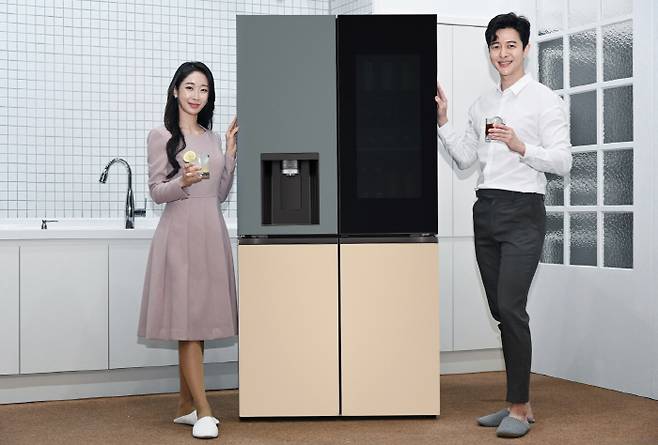 LG전자 모델들이 5일 출시 예정인 LG 오브제컬렉션 얼음정수기 냉장고를 소개하고 있다. <사진제공=LG전자>
