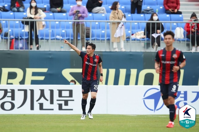 프로축구 K리그1 수원 FC의 조유민(왼쪽)이 4일 제주 유나이티드와의 경기에서 후반 45분 득점 후 기뻐하고 있다. 사진=한국프로축구연맹 제공