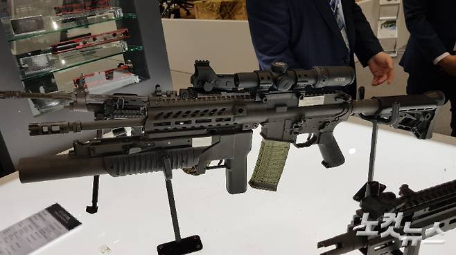 2020년 대한민국 방위산업전(DX 코리아)에서 공개된 B사의 총기 시제품. 사진의 총은 조준경과 유탄발사기가 장착돼 있다. 김형준 기자
