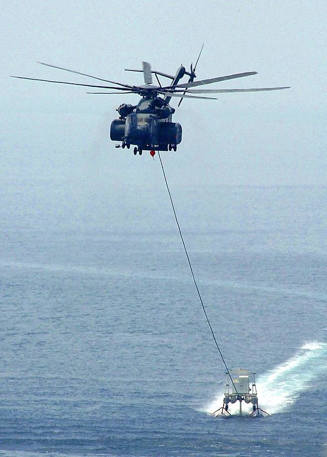 미 해군 MH-53E 소해헬기가 기뢰제거용 썰매를 끌면서 기뢰를 없애는 훈련을 하고 있다. 미 해군 제공