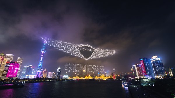 글로벌 럭셔리 브랜드 제네시스가 중국에서 본격 출범했다. 2일(현지시간) 중국 상하이 국제 크루즈 터미널에서 열린 ‘제네시스 브랜드 나이트’ 행사에서 3500여 대의 드론이 황푸강 상공에서 브랜드 로고를 선보이고 있다. 사진제공｜제네시스