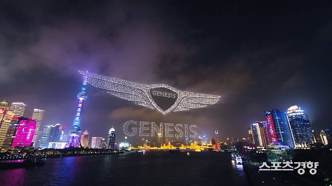 상하이의 경제 중심가인 푸동 황포강 상공에 3000대 이상의 드론을 날려 제네시스 엠블럼을 완성시킨 모습.