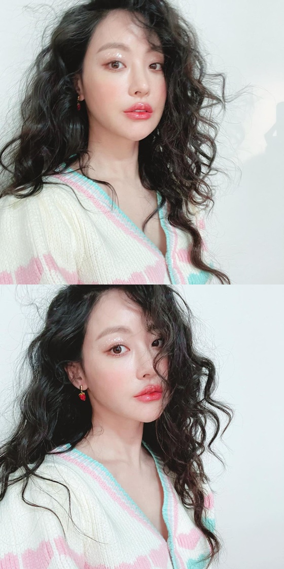 Oh Yeon-seo posted two photos on his instagram on the 4th without writing.Oh Yeon-seo in the public photo is taking a self-portrait with a long hair-pump hairstyle and a shiny glossy makeup.The brilliant makeup that announces spring stands out.Meanwhile, Oh Yeon-seo is set to release the film Apgujeong Report (Gase).The Apgujeong Reporter is a story about the best days of the molding business in Gangnam area by the only Apgujeong native country (Ma Dong-seok), and a tough plastic surgeon Ji-woo (Jung Kyung-ho), who has only the ability to trust.