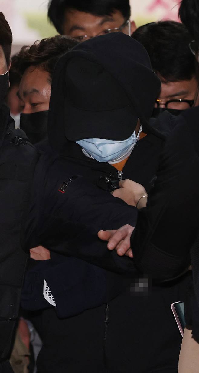 노원구 아파트에서 세 모녀를 살인한 혐의를 받는 피의자가 지난 2일 오후 서울 노원경찰서에서 조사를 마친 뒤 도봉경찰서 유치장으로 이송되고 있다. (사진=연합뉴스)