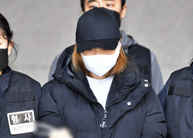 3월 17일 오후 경북 구미경찰서에서 3세 여아 사망사건의 친모인 석모씨가 호송 차량으로 이동하고 있다. (사진=연합뉴스)