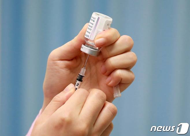 아스트라제네카 코로나19 백신을 주사기에 분주하고 있다. © News1 신웅수 기자