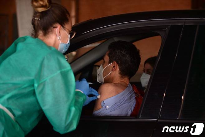 스페인에서 한 남성이 아스트라제네카 코로나19 백신을 맞고 있다. © AFP=뉴스1