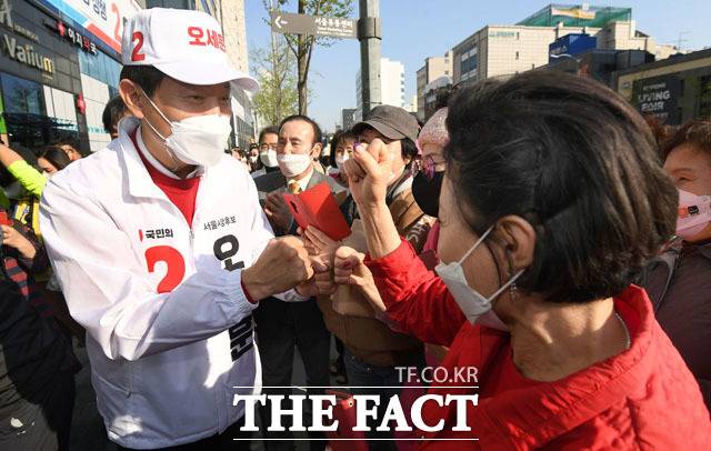 시민들과 인사도하고 응원도 받고.